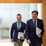 El portavoz de la Junta, Carlos Fernández Carriedo, y el director de Comunicación, Julio López, antes de explicar los acuerdos del consejo