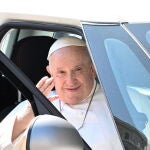 Francisco a la salida del hospital Gemelli de Roma