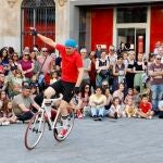 El ‘Titiriscopio’ de Arawake Teatro ilusiona en la plaza del Liceo de Salamanca con su función de títeres y hologramas