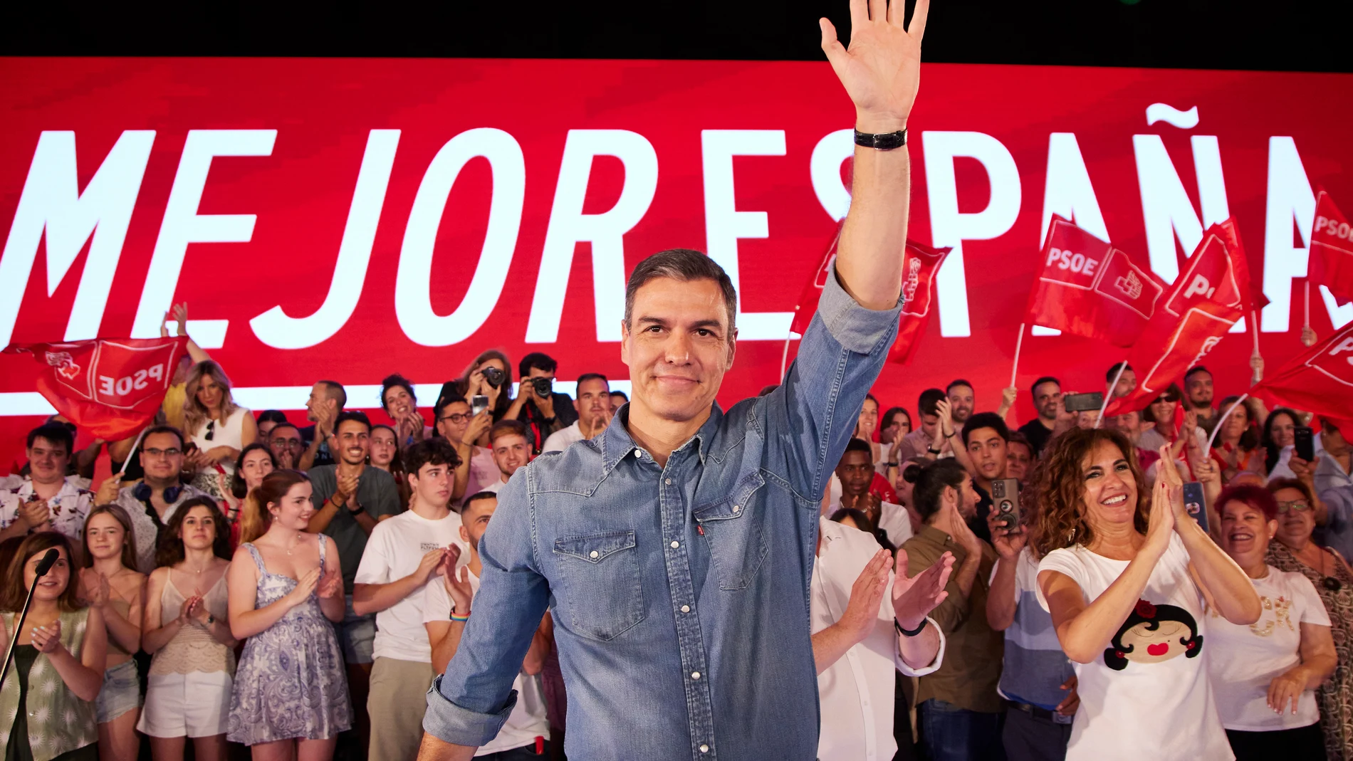 El presidente del gobierno de España y secretario general del PSOE, Pedro Sánchez, durante el acto público en la caseta municipal de Dos Hermanas, a 17 de junio de 2023 en Sevilla (Andalucía, España). El presidente del gobierno de España y secretario general del PSOE, Pedro Sánchez, acude a Dos Hermanas, para intervenir en un acto público con los militantes del partido socialista.18 JUNIO 2023Joaquin Corchero / Europa Press18/06/2023