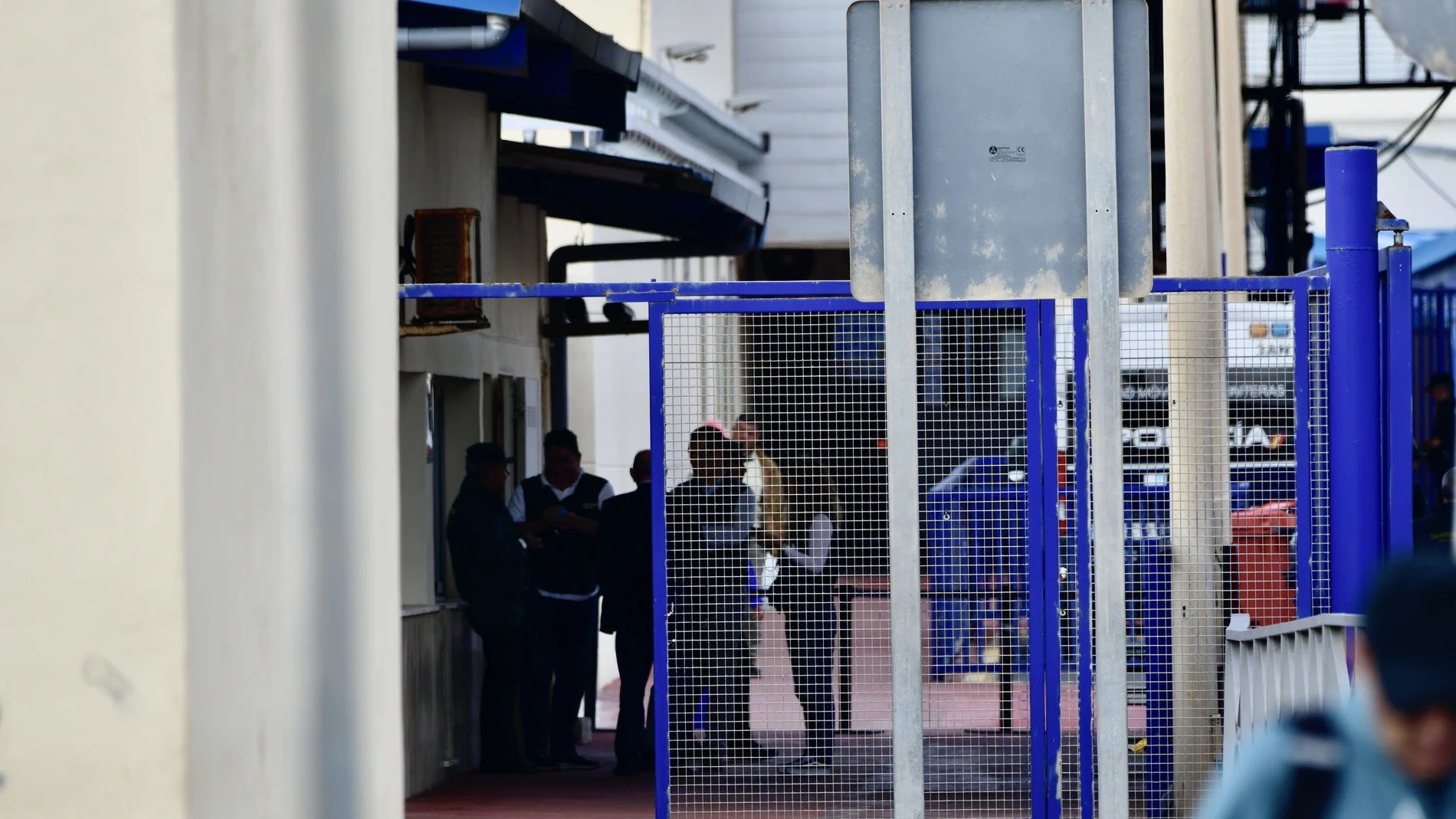 Varias personas en las inmediaciones de la frontera del Tarajal antes de la tercera prueba piloto de la futura aduana comercial entre España y Marruecos, a 25 de mayo de 2023, en Ceuta (España). Esta nueva expedición de mercancías ha salido con destino Marruecos a primera hora de la mañana de hoy, produciéndose un hecho histórico, la primera entrada de mercancía procedente de Marruecos a España. La furgoneta que ha pasado pertenece a un empresario que tiene su negocio en las naves próximas a la aduana ceutí en el Tarajal. Esta tercera prueba piloto de la futura aduana fue pactada por España y Marruecos en abril del año pasado 2022. 25 MAYO 2023;