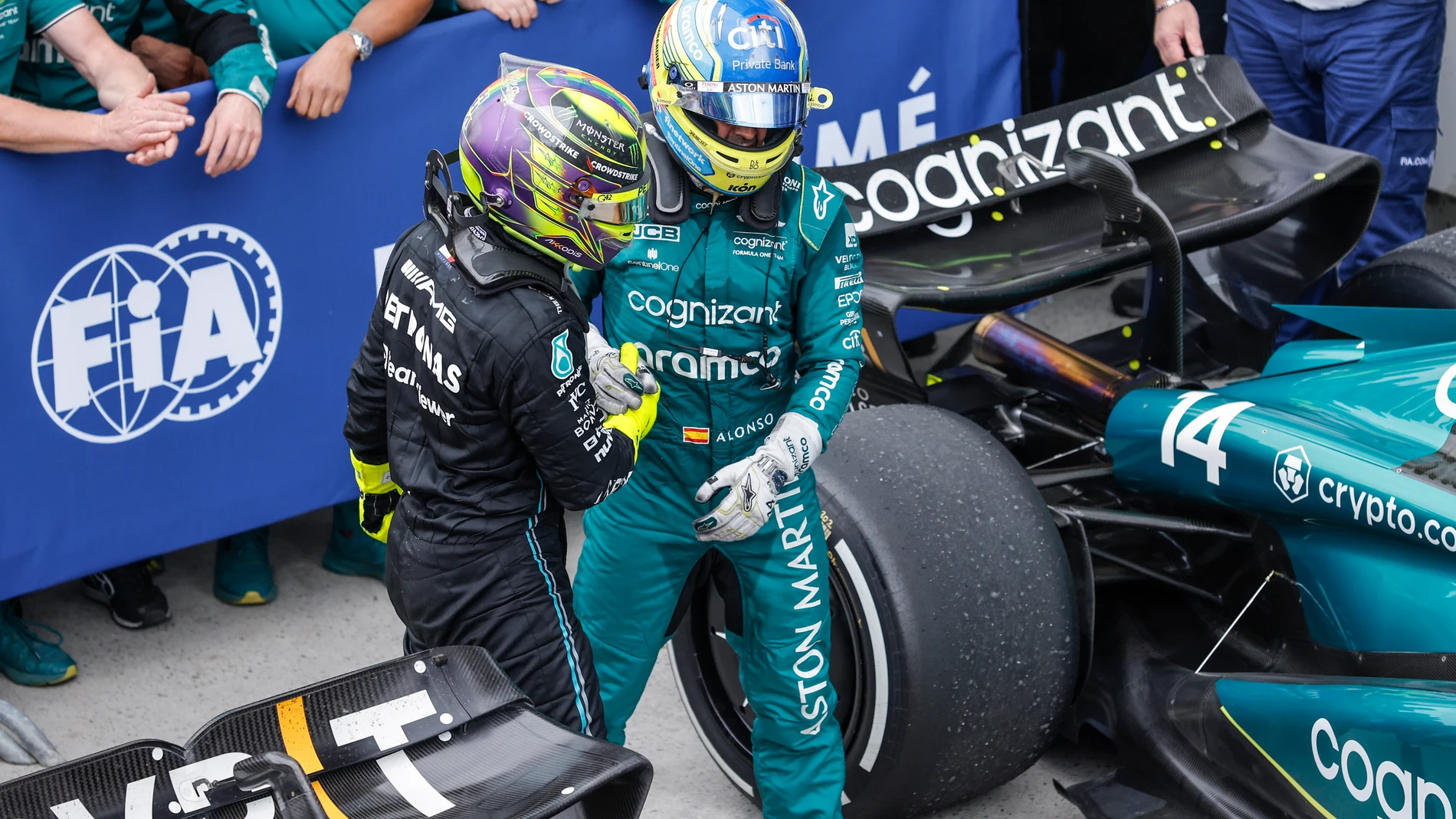 Alonso saluda a Hamilton tras el Gran Premio de Canadá