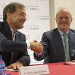 El Rector de la Universidad Isabel I, Alberto Gómez Barahona, tras firmar un acuerdo con el presidente de Next Educación, Manuel Campo Vidal