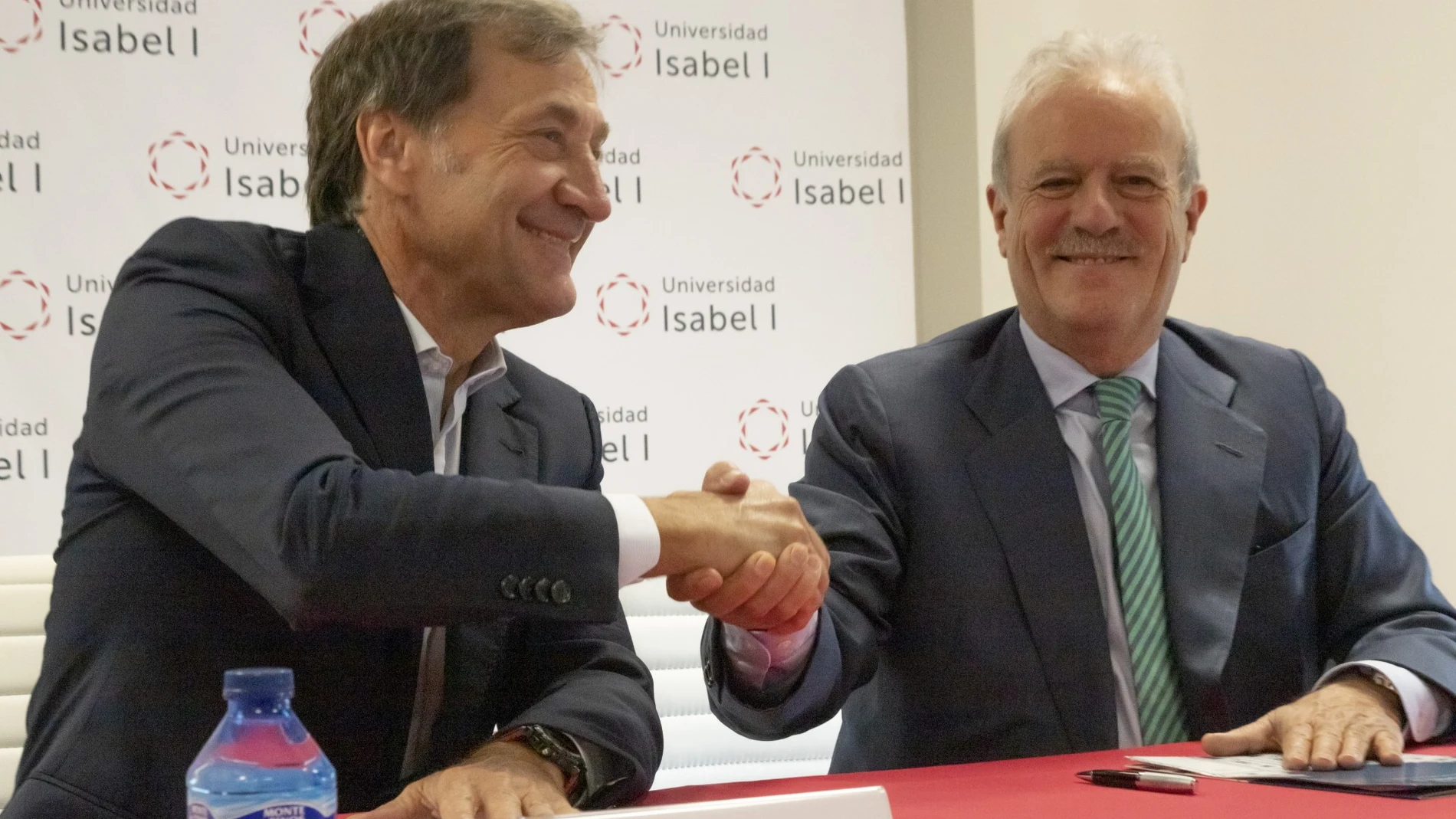 El Rector de la Universidad Isabel I, Alberto Gómez Barahona, tras firmar un acuerdo con el presidente de Next Educación, Manuel Campo Vidal