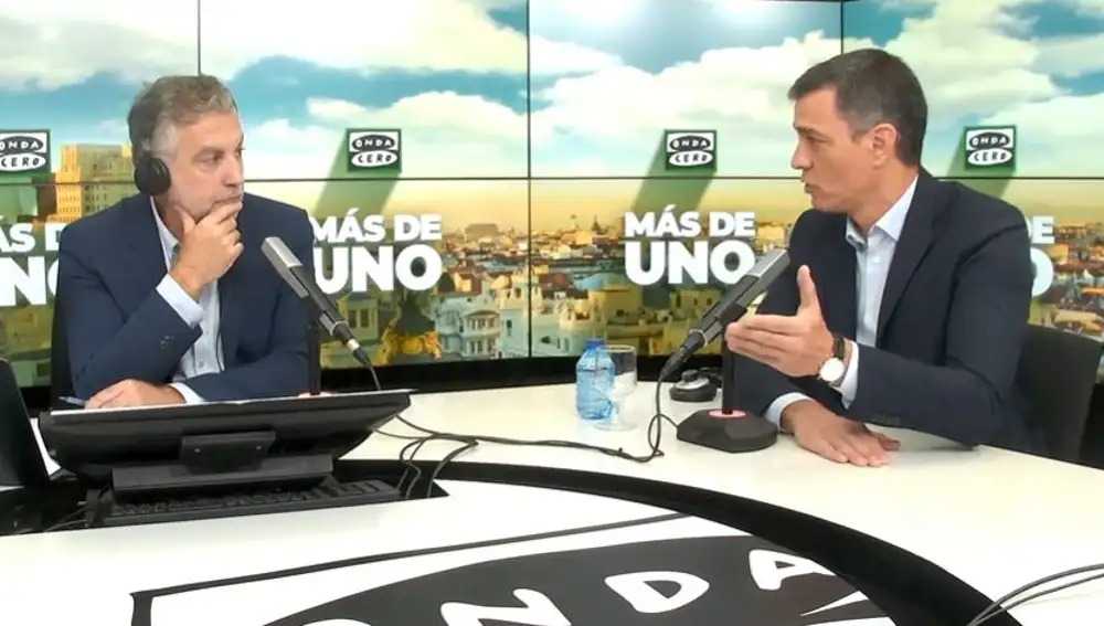 El presidente del Gobierno, Pedro Sánchez, y el periodista Carlos Alsina
