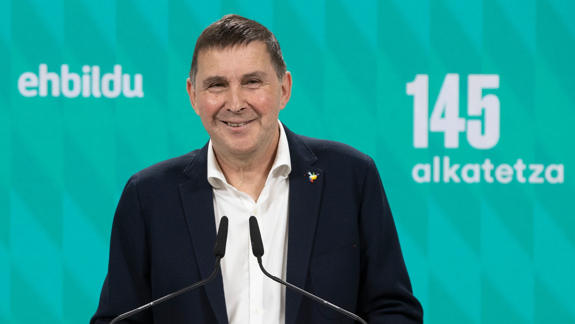 SAN SEBASTIÁN, 19/06/2023.- El coordinador general de EH Bildu, Arnaldo Otegi, ha comparecido este lunes ante los medios de comunicación, tras la reunión de la Mesa Política de su formación en San Sebastián, para opinar sobre la constitución de los ayuntamientos tras las elecciones del 28 de mayo. EFE/Javier Etxezarreta
