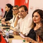 Guillermo Fernández Vara, flanqueado por Blanca Martín y Lara Garlito