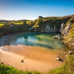 La Playa de Gulpiyuri en Llanes, Asturias, es una de las que conforman esta lista de National Geographic