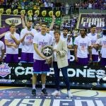 Chumi Ortega recibe de Elisa Aguilar el trofeo de campeón de la Final Four de la LEB Oro