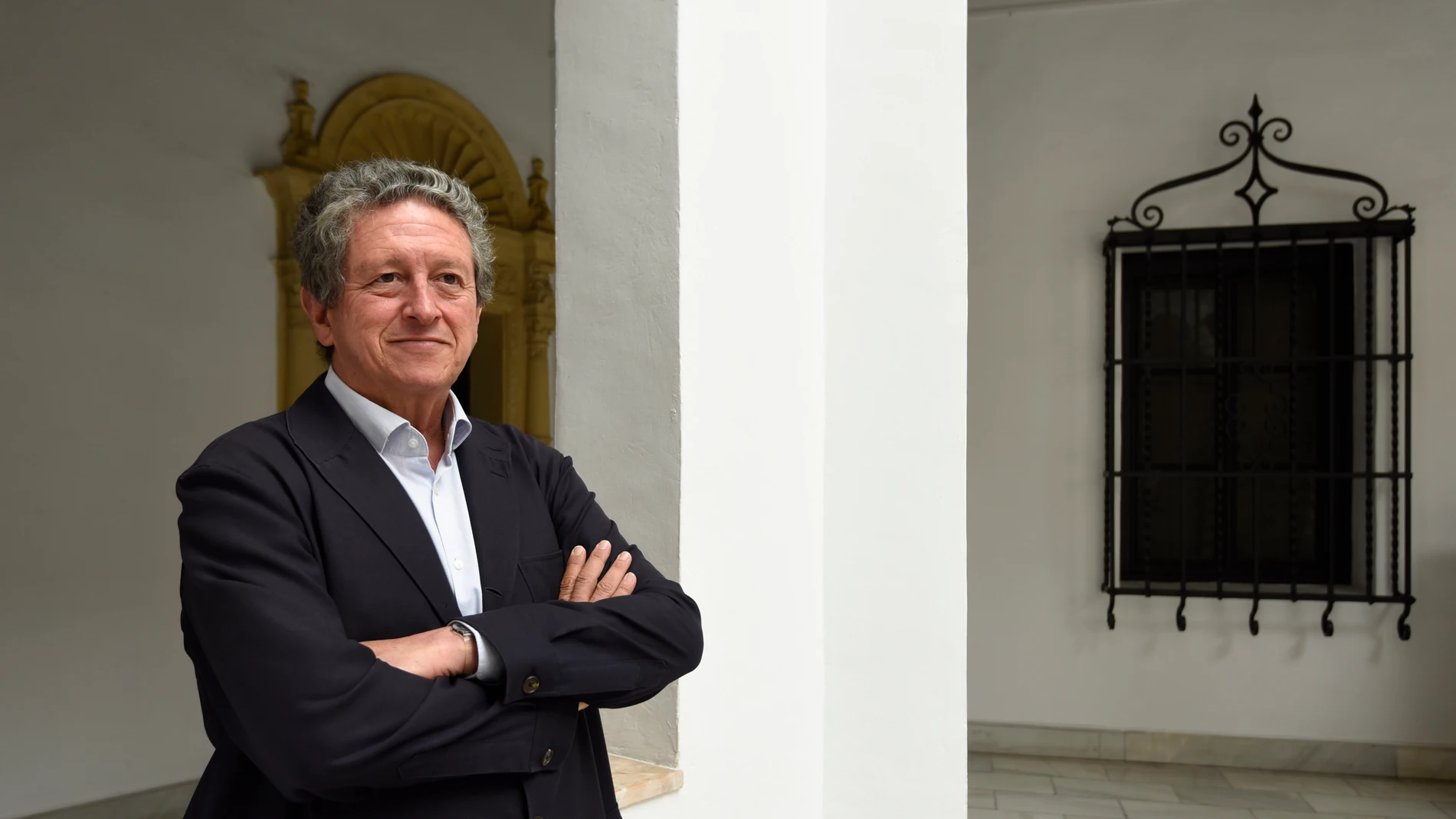 El presidente de la Fundación Madariaga, Valentín de Madariaga Parias, en el patio de la sede de la institución