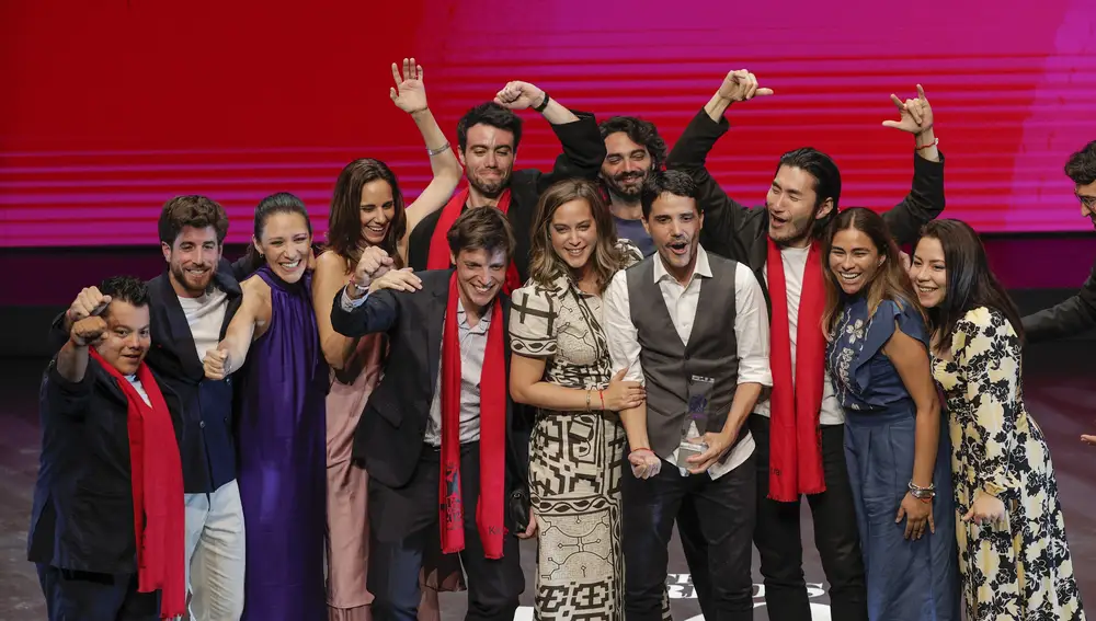 Los chefs del restaurante peruano "Central", Virgilio Martínez (4-d) y Pía León (6-d), y su equipo reciben el premio al mejor restaurante del mundo 2023, durante la gala en la que la organización de los World's 50 Best Restaurants ha dado a conocer el listado de los 50 mejores restaurantes del mundo de 2023, este martes en el Palau de les Arts de Valencia.