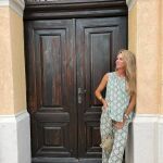 Amelia Bono con conjunto de rebajas.