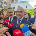 El portavoz político de Vox, Jorge Buxadé, atiende a los medios en Mérida antes del pleno de constitución de la Asamblea de Extremadura