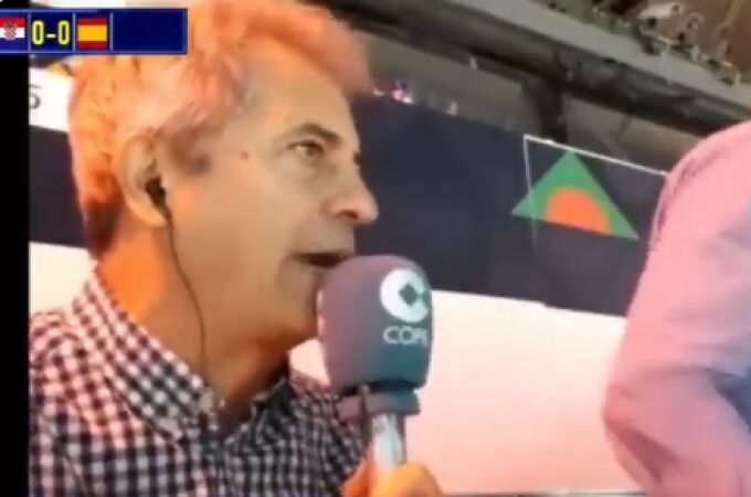 Manolo Lama durante la narración del encuentro