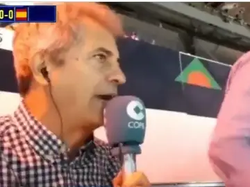 Manolo Lama durante la narración del encuentro Manolo Lama durante la narración del encuentro