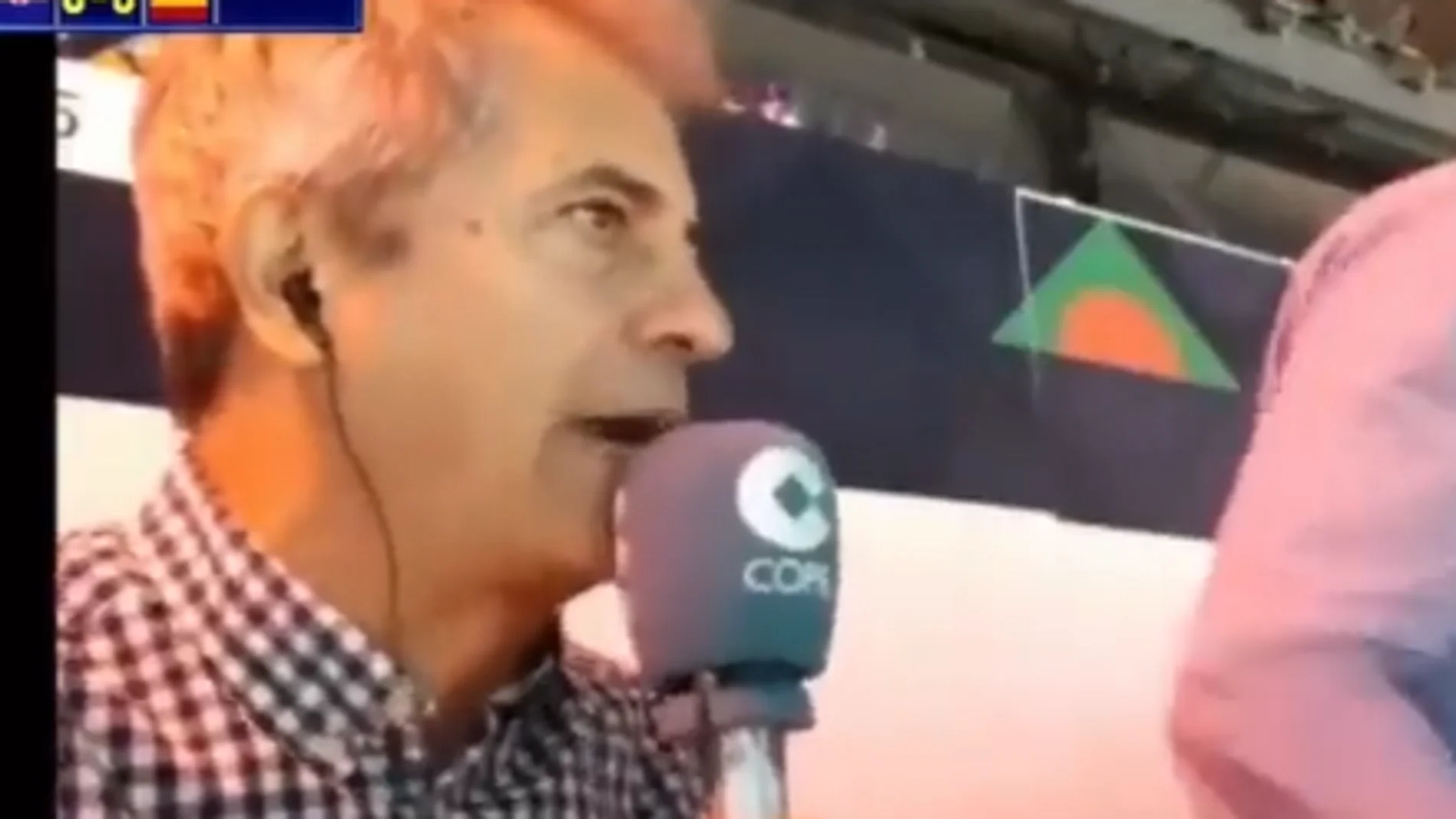 Manolo Lama durante la narración del encuentro