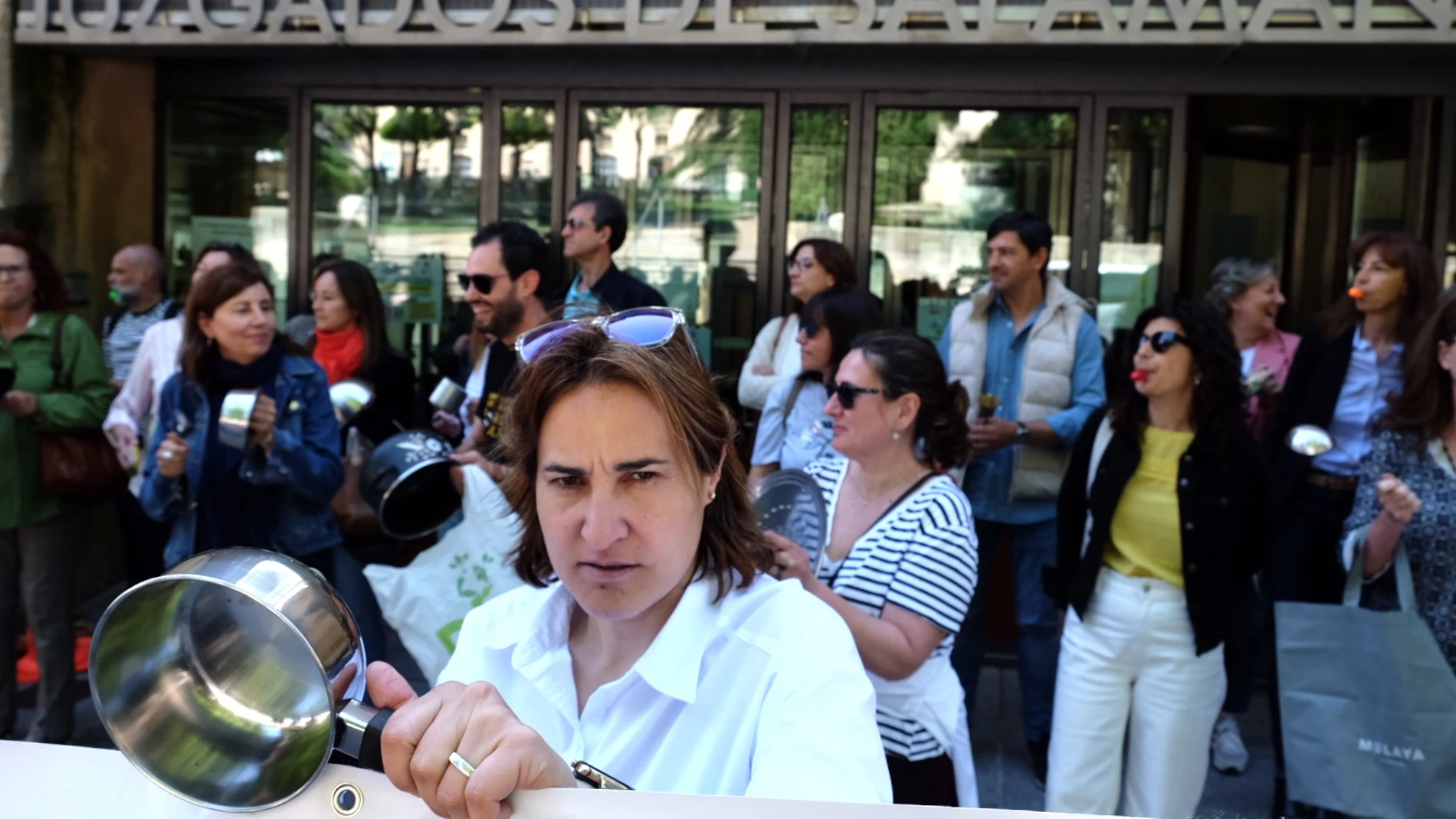 Las organizaciones sindicales Comisiones Obreras, UGT, CSIF y STAJ convocan una cacerolada de funcionarios de Administración de Justicia en la puerta de los juzgados de Salamanca