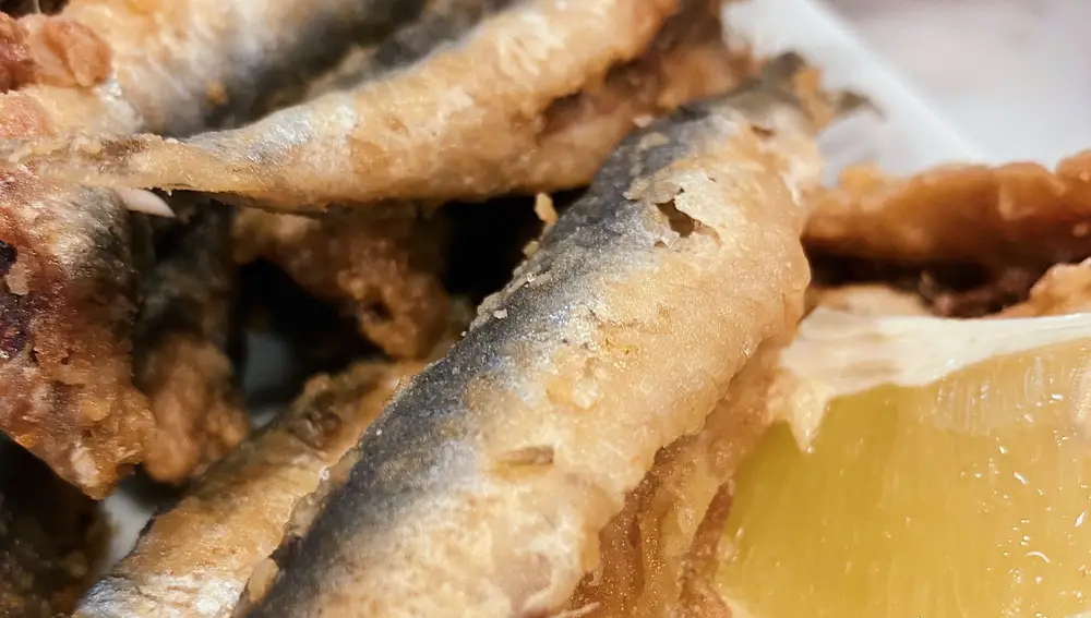 En la freidora de aire también se pueden hacer sardinas fritas