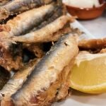 En la freidora de aire también se pueden hacer sardinas fritas