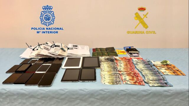 Parte del material que se ha incautado a la organización desarticulada