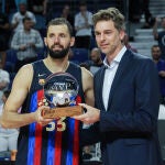 Mirotic recibió de Pau Gasol el trofeo de MVP en la final de la Liga Endesa