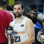 Llull, con el trofeo de subcampeón de la Liga Endesa