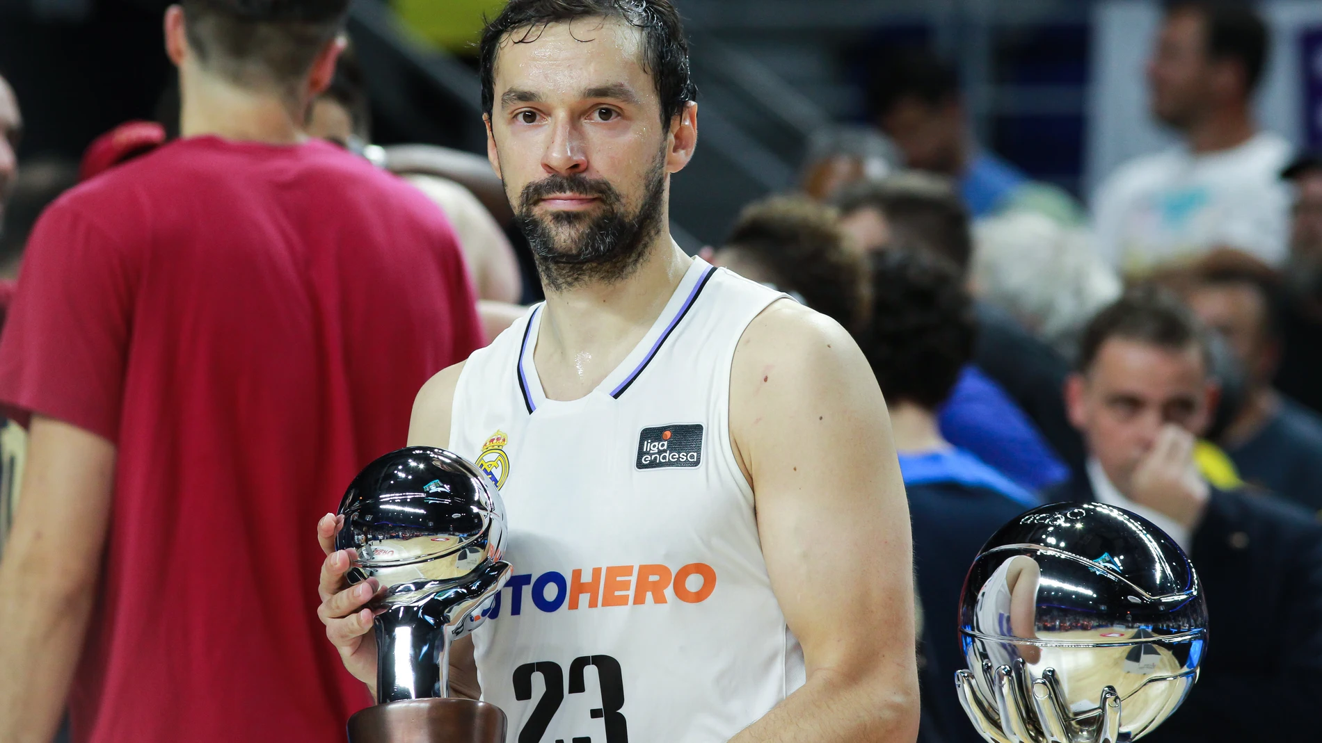 Llull, con el trofeo de subcampeón de la Liga Endesa