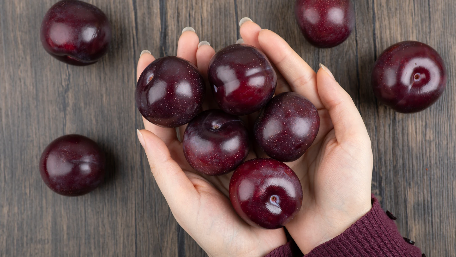 El zumo de fruta ciruela japonés que asombra a los cardiólogos y baja la tensión sin pastillas