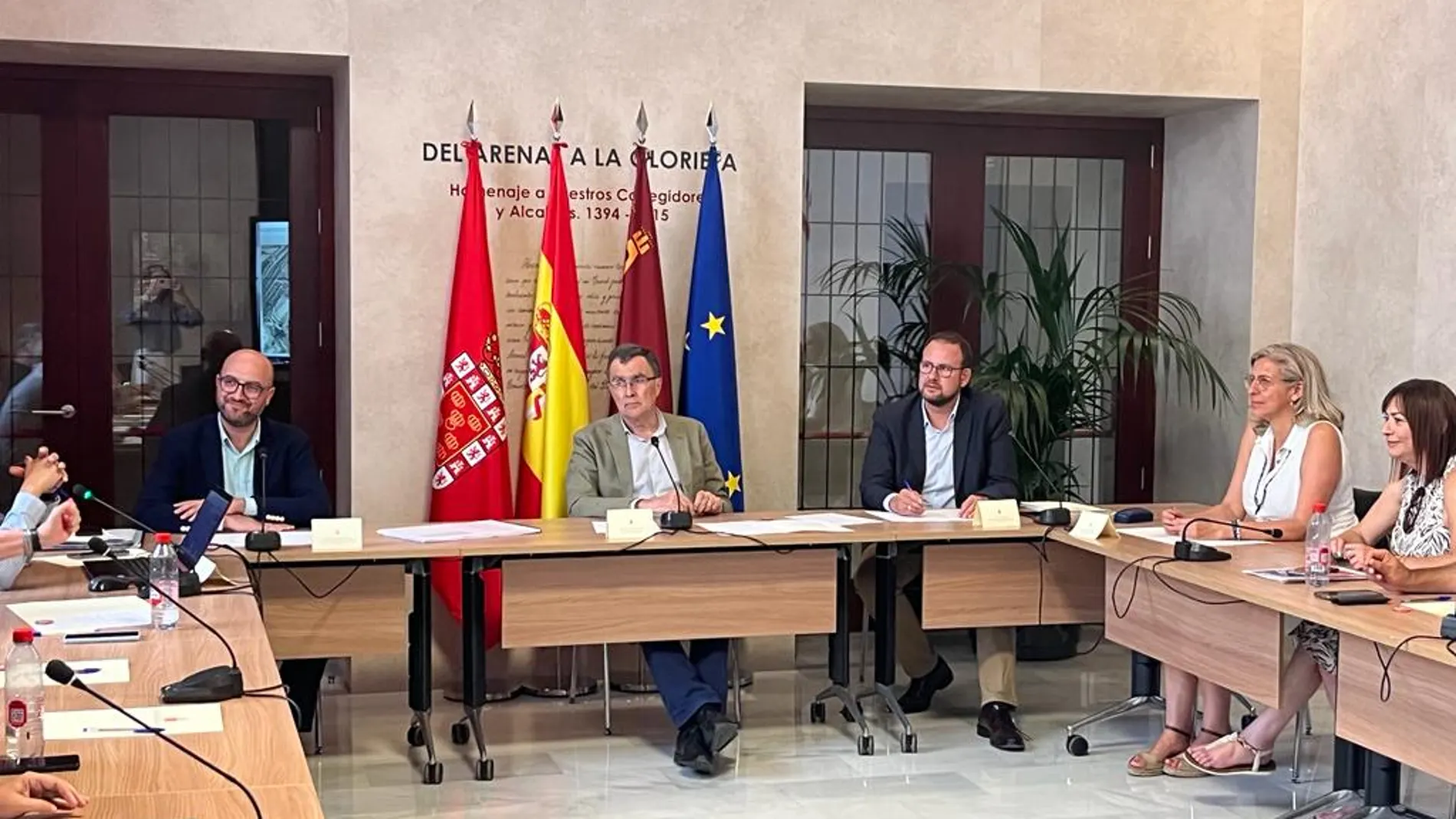 Reunión de trabajo que el alcalde, José Ballesta, ha mantenido con vecinos y comerciantes de Espinardo