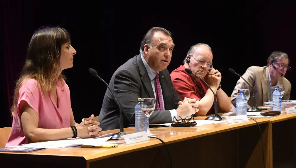 La directora gerente de la ROSS, María Marí-Pérez; el director titular y artístico de la ROSS, Marc Soustrot; y el consejero de Turismo, Cultura y Deporte de la Junta de Andalucía, Arturo Bernal