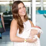 María Pombo abandona el hospital con la pequeña Vega.