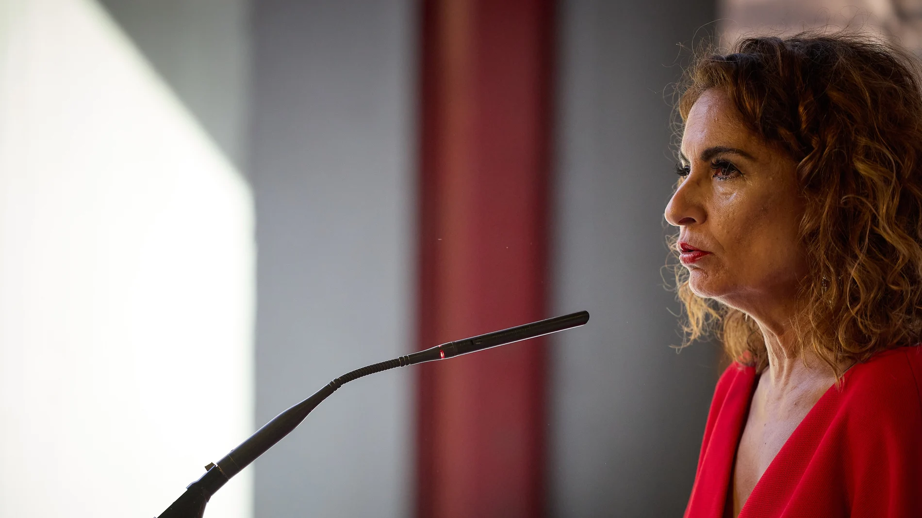 La ministra de Hacienda y Función Pública, María Jesús Montero, interviene durante la inauguración de la primera edición del Ágora Sindical 'Servicios: diagnóstico de un sector esencial', en la sede de UGT, en Madrid.