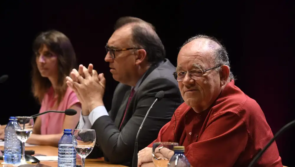 El director titular y artístico de la ROSS, el maestro Soustrot, en primer plano durante la rueda de prensa