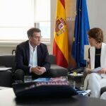 Feijóo y Cuca Gamarra durante la reunión que mantuvieron en Génova con Laura Baena y la socióloga Maite Egoscozabal del Club Malasmadres