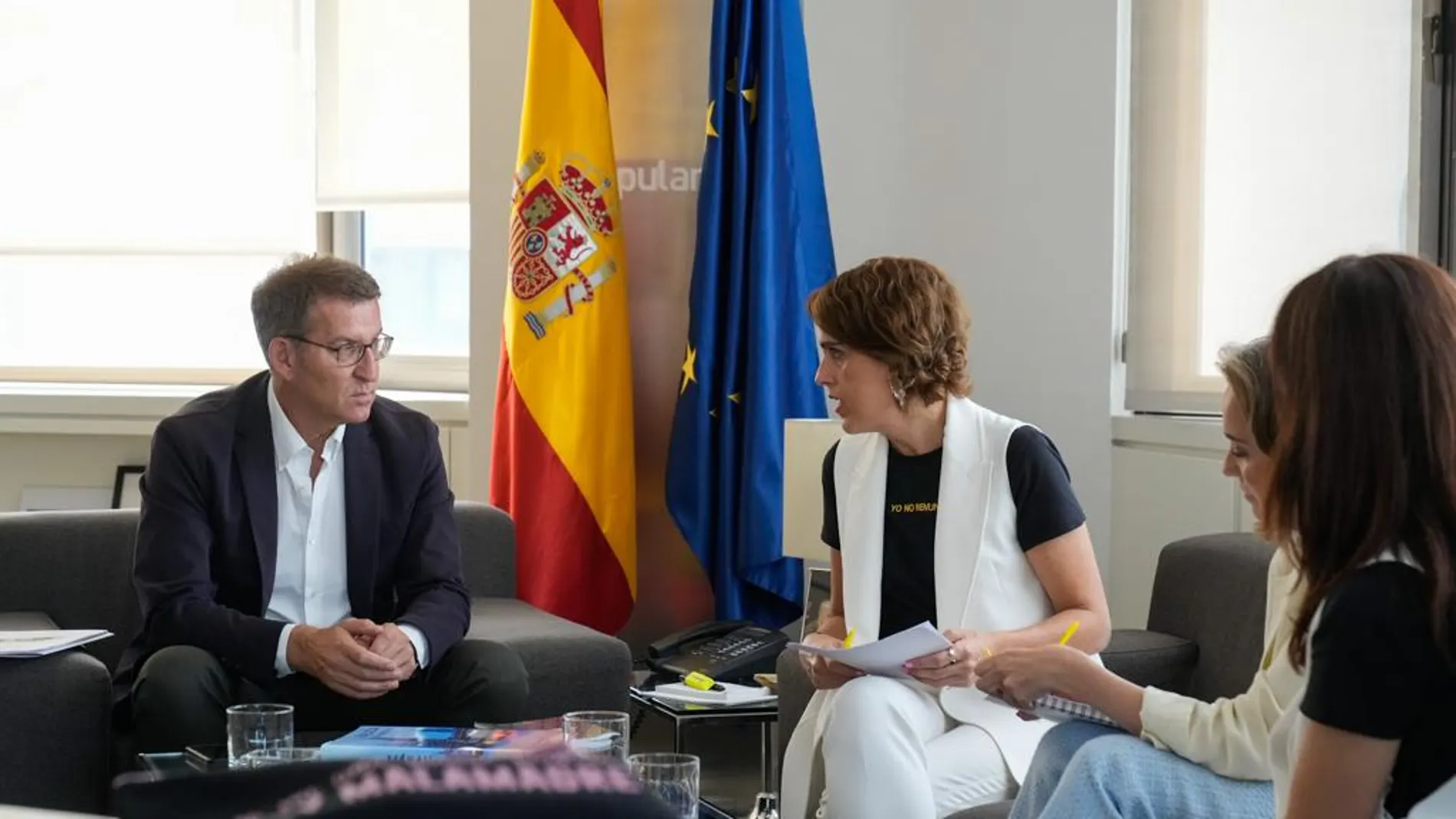 Feijóo y Cuca Gamarra durante la reunión que mantuvieron en Génova con Laura Baena y la socióloga Maite Egoscozabal del Club Malasmadres