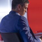 El presidente del Gobierno, Pedro Sánchez, "entrevista" al ministro de Agricultura, Pesca y Alimentación, Luis Planas (no visible en la foto), en la segunda sesión de trabajo del formato de precampaña impulsado por el PSOE para difundir la gestión del Ejecutivo, este jueves en Madrid. 