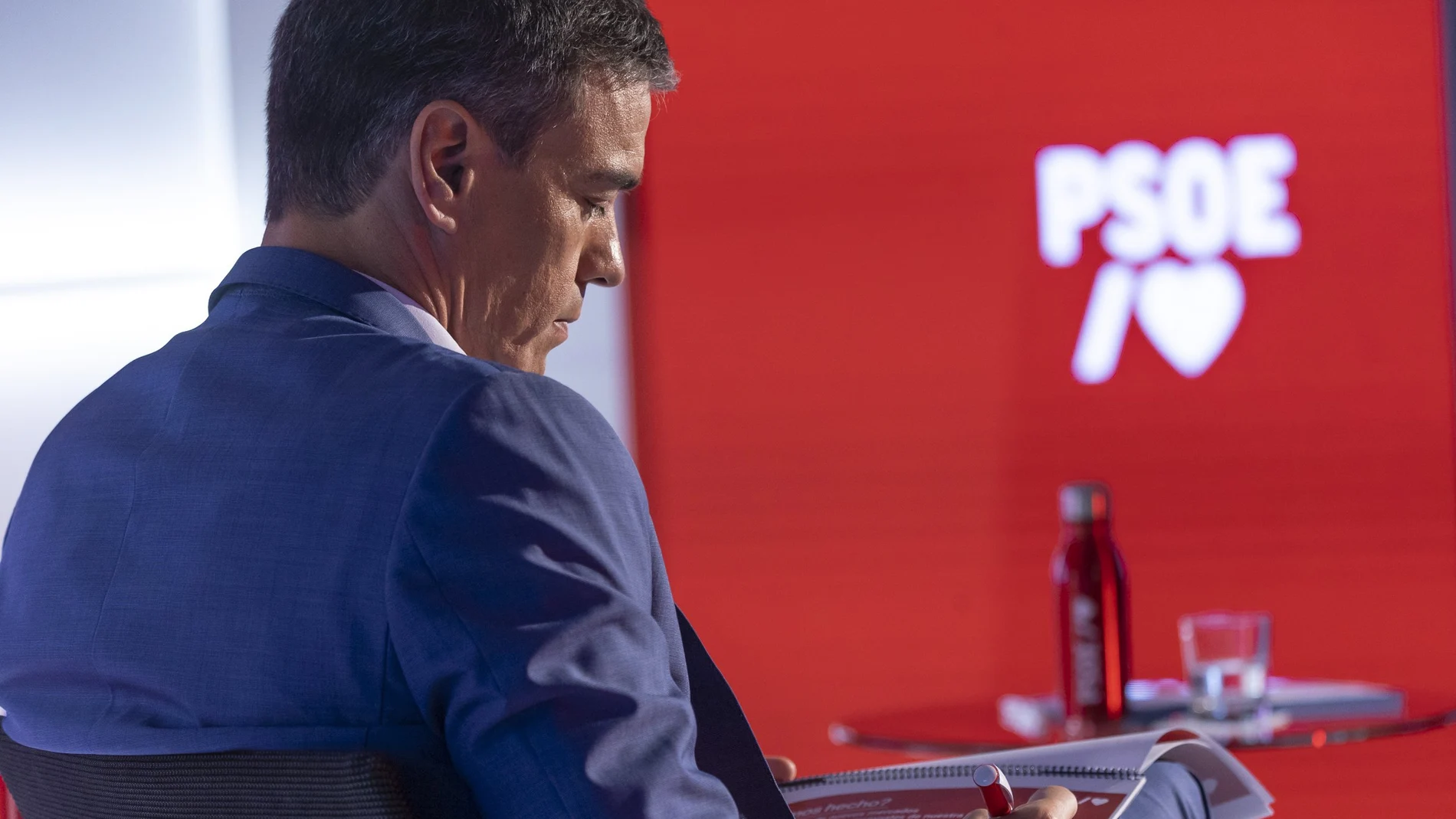El presidente del Gobierno, Pedro Sánchez, "entrevista" al ministro de Agricultura, Pesca y Alimentación, Luis Planas (no visible en la foto), en la segunda sesión de trabajo del formato de precampaña impulsado por el PSOE para difundir la gestión del Ejecutivo, este jueves en Madrid.