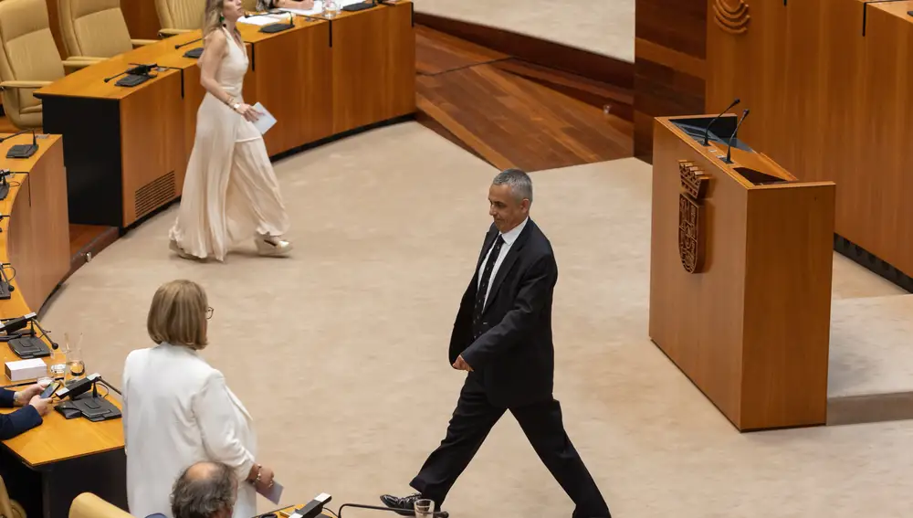 El candidato por VOX a la presidencia de la Junta de Extremadura, Ángel Pelayo (c), y la presidenta del PP de Extremadura, María Guardiola (por detrás, durante la constitución de la Asamblea de Extremadura, a 20 de junio de 2023, en Mérida.