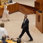 El candidato por VOX a la presidencia de la Junta de Extremadura, Ángel Pelayo (c), y la presidenta del PP de Extremadura, María Guardiola (por detrás, durante la constitución de la Asamblea de Extremadura, a 20 de junio de 2023, en Mérida.