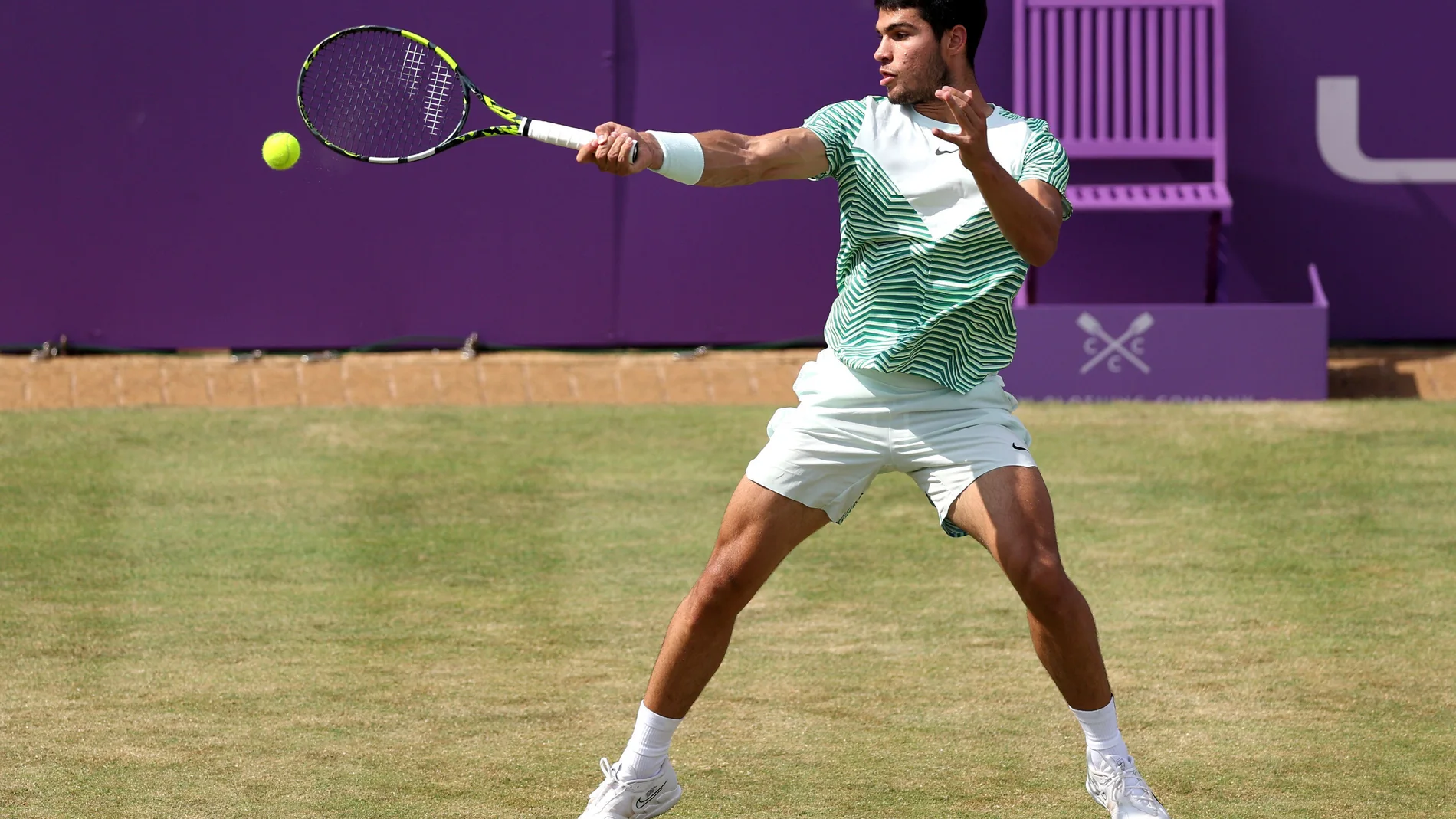 Alcaraz golpea de derechas en octavos de Queen's