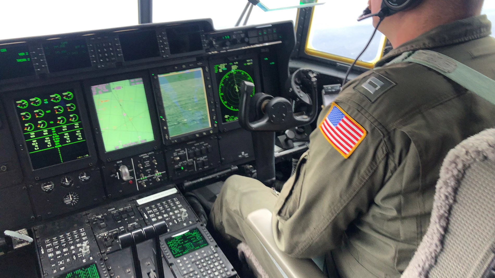 Boston (United States), 21/06/2023.- A handout photo made available by the US Coast Guard showing Coast Guard Air Station Elizabeth City, North Carolina crewmembers aboard an HC-130 Hercules airplane aid in the search for the 21-foot submersible, Titan, approximately 900 miles East of Cape Cod in Boston, Massachusetts, USA, 21 June 2023 (issued 22 June 2023). The United States Coast Guard, along with Canadian authorities, is searching the ocean depths for a submersible with Ocean Gate Expedit...