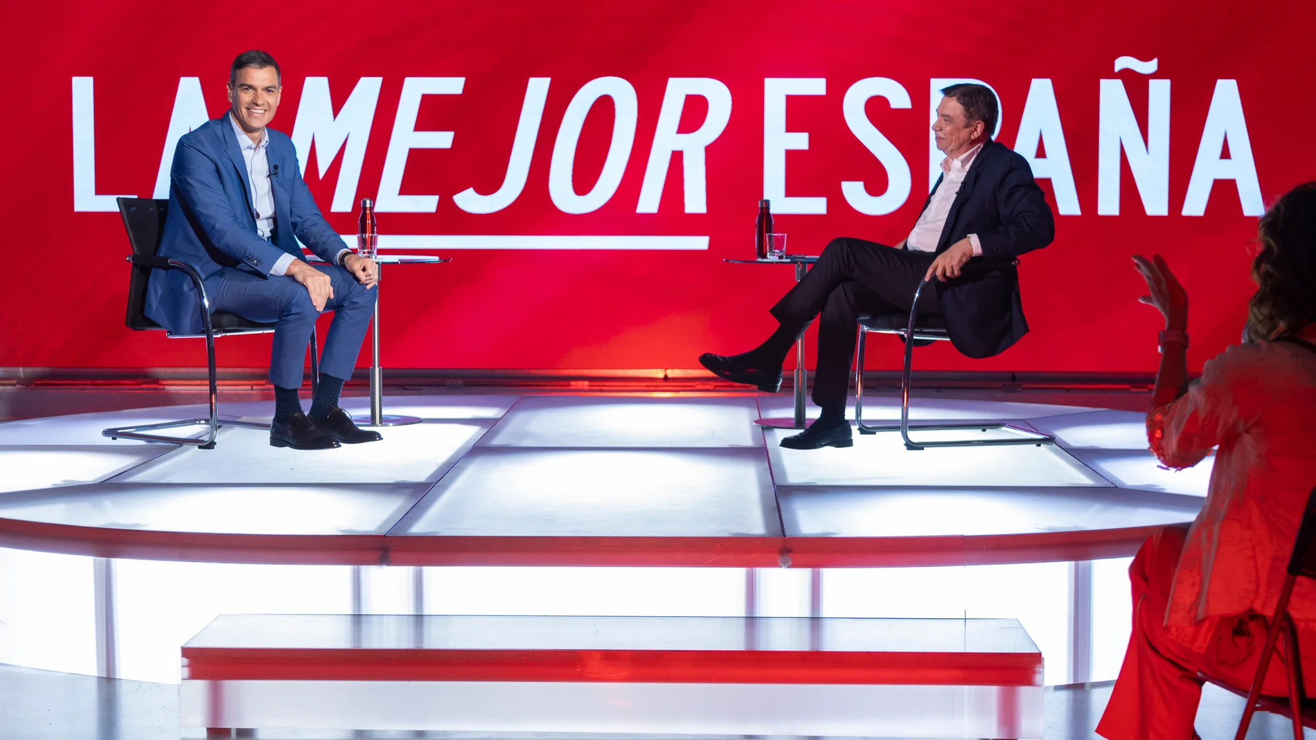 MADRID, 22/06/2023.- El presidente del Gobierno, Pedro Sánchez (i), "entrevista" al ministro de Agricultura, Pesca y Alimentación, Luis Planas, en la segunda sesión de trabajo del formato de precampaña impulsado por el PSOE para difundir la gestión del Ejecutivo, este jueves en Madrid. EFE/ Eva Ercolanese/PSOE / ***SOLO USO EDITORIAL/SOLO DISPONIBLE PARA ILUSTRAR LA NOTICIA QUE ACOMPAÑA (CRÉDITO OBLIGATORIO)***
