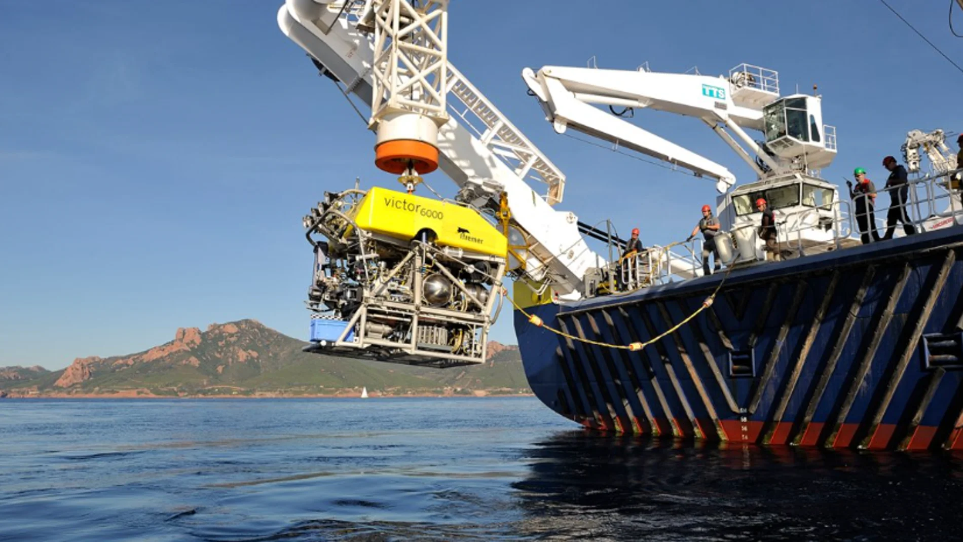 El robot Victor 6000 en el momento de la inmersión en la zona de búsqueda del Titan