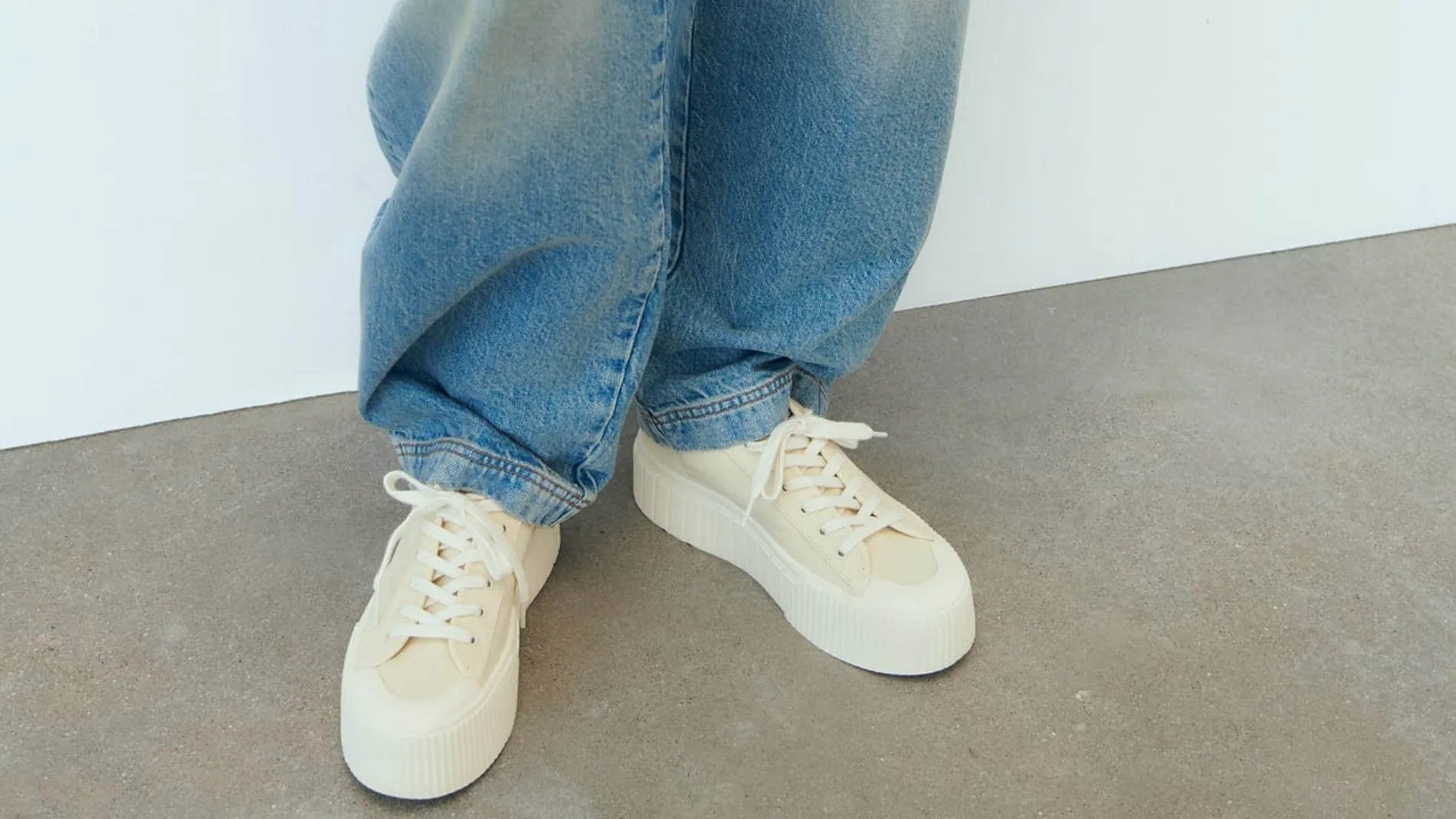 Hay vida más allá de las sandalias en verano: estas son las 10 sneakers que usarás cada día y que combinan con todo