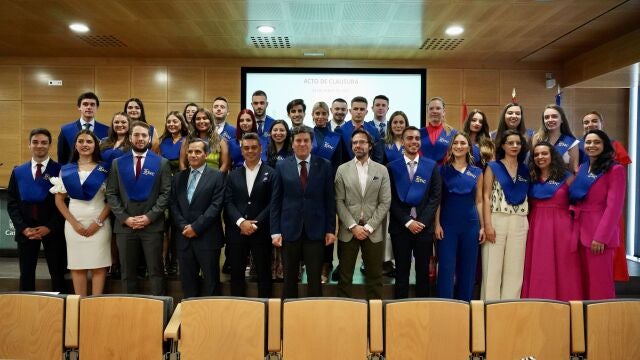 El consejero de Economía y Hacienda, Carlos Fernández Carriedo, clausura el XV Máster de Comercio Exterior y Digital Business y entrega el Premio a la Excelencia al alumno con la mejor calificación académica del Máster.