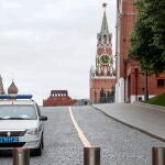 Policías hacen guardia frente al Kremlin en Moscú
