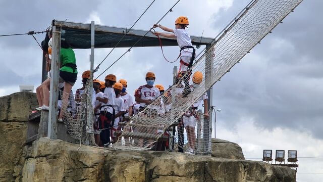 Jóvenes en el espacio multiaventura de La Roca, en Palencia