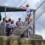 Jóvenes en el espacio multiaventura de La Roca, en Palencia