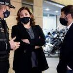 Un mando de la Guardia Urbana, con Ada Colau y Albert Batlle
