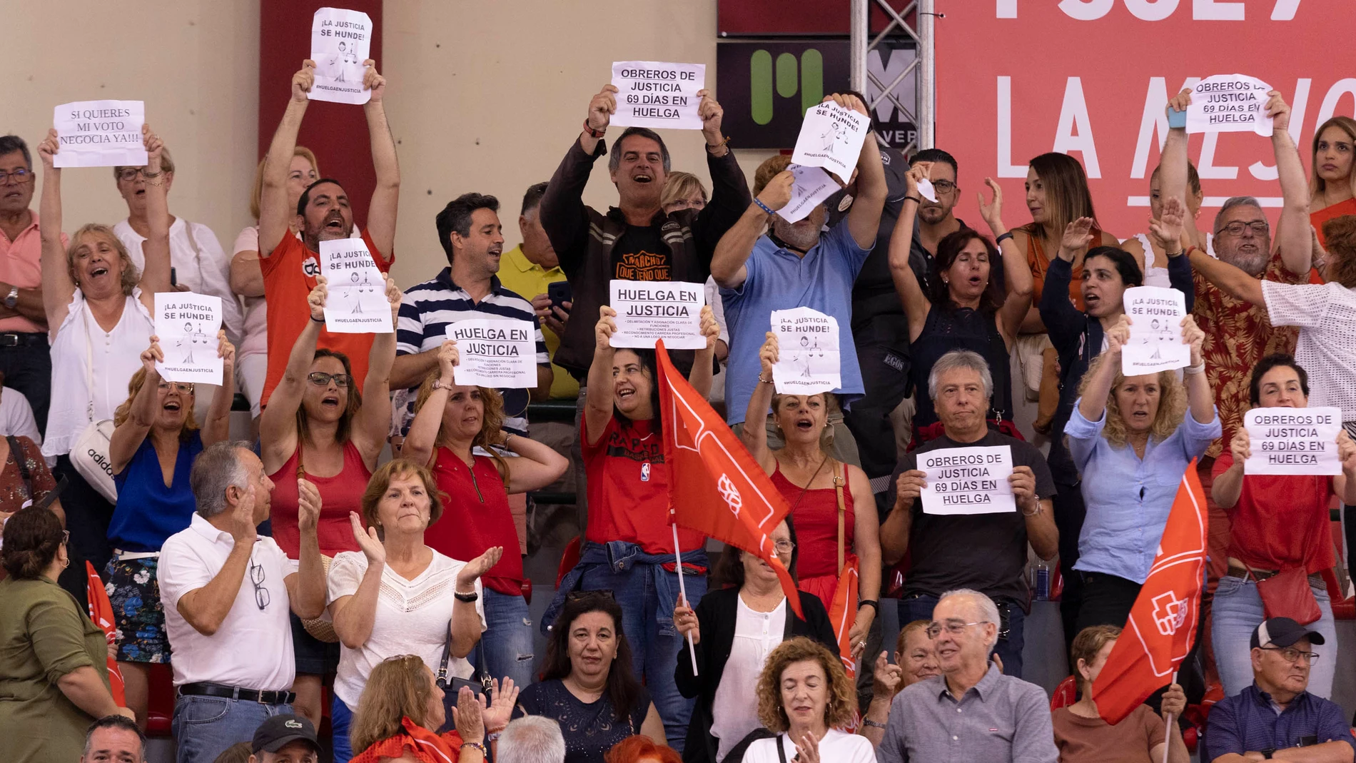 PUERTO DE LA CRUZ, 24/06/2023.- Funcionarios de Justicia protestan durante la intervención del secretario general del PSOE y presidente del Gobierno, Pedro Sánchez, en un acto en el Puerto de la Cruz (Tenerife). EFE/Miguel Barreto